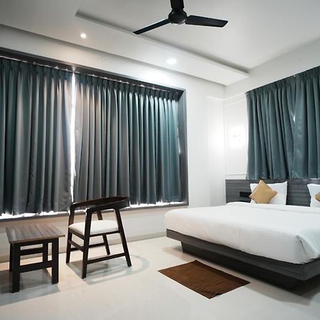 Hotel Oberon Солапур Екстериор снимка