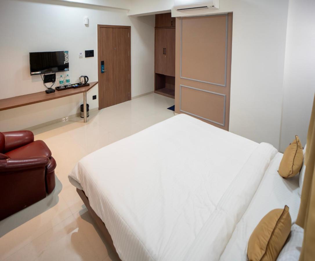 Hotel Oberon Солапур Екстериор снимка