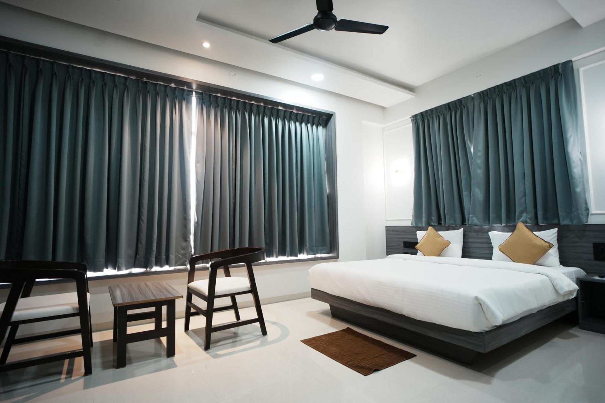 Hotel Oberon Солапур Екстериор снимка
